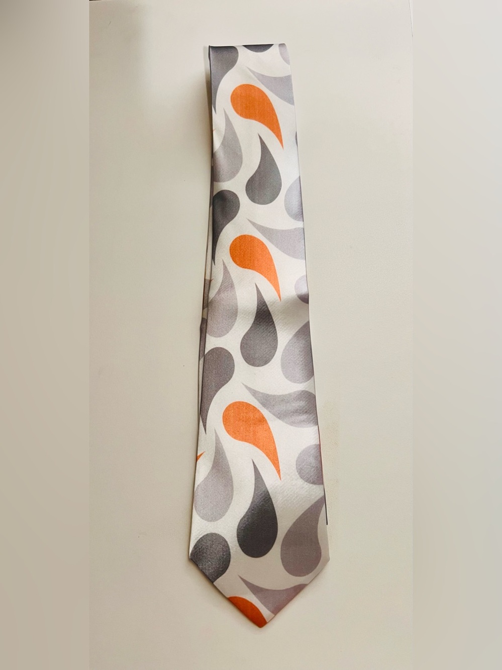 Modern Silver Abstract Teardrop Pattern Necktie